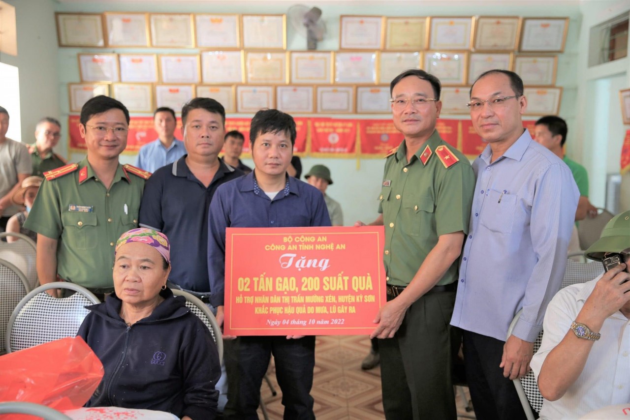 Nghệ An: Lũ rút chậm, hơn 1.000 ngôi nhà vẫn đang ngập