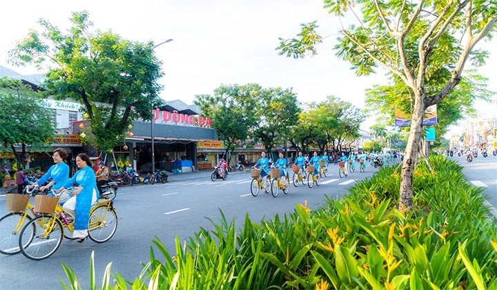 Hơn 200 hội viên phụ nữ Huế tham gia Chương trình tuần hành “Áo dài với giao thông xanh”