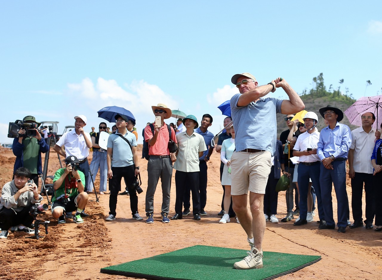 Cú Swing đầu tiên của huyền thoại Greg Norman tại sân golf Văn Lang Empire Cú Swing đầu tiên của huyền thoại Greg Norman tại sân golf Văn Lang Empire