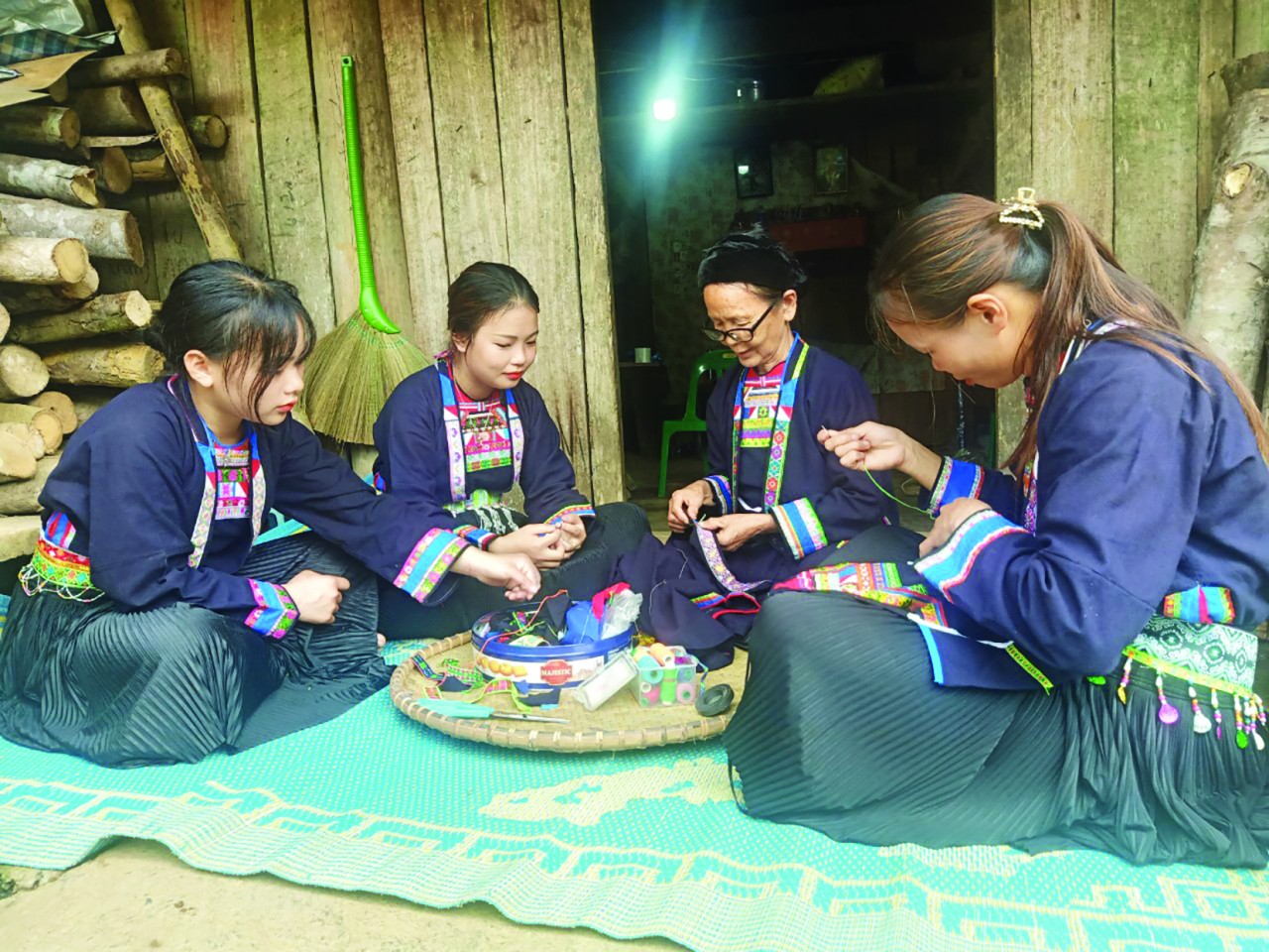 Phụ nữ dân tộc Mông đen ngày nay vẫn tự thêu hoa văn trên trang phục của mình.