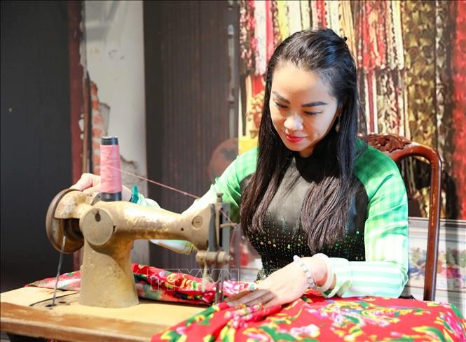 Bên chiếc máy khâu, tìm lại giá trị một thời của những năm nửa đầu thế kỷ XX. 