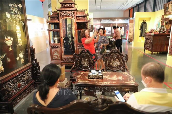 Khách tham quan hứng thú với không gian trưng bày “Nếp xưa”. 