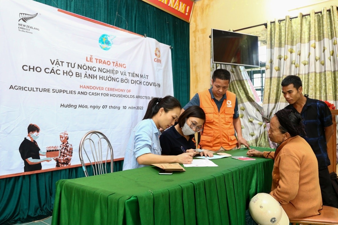 hộ đặc biệt khó khăn cũng như không đủ khả năng lao động sản xuất tại xã Lìa và xã Thuận đã nhận một khoản hỗ trợ tiền mặt