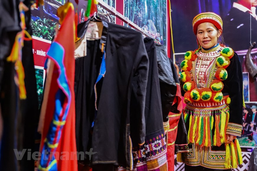 Bộ trang phục của nữ có xu hướng trang trí nhiều hoa văn hơn của nam giới. Các họa tiết trang trí có thể thêu hoặc làm từ bạc Bộ trang phục của nữ có xu hướng trang trí nhiều hoa văn hơn của nam giới. Các họa tiết trang trí có thể thêu hoặc làm từ bạc
