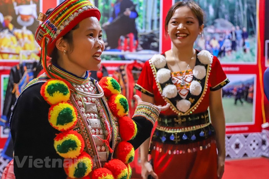 hững bộ trang phục của người Dao giới thiệu tại đây rất đa dạng, bộ y phục nữ thường có áo dài, yếm, váy hoặc quần được thêu với gam màu rực rỡ