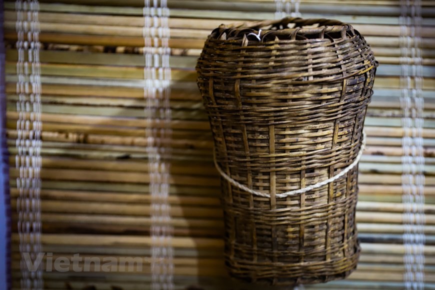 Một số nông cụ khác được giới thiệu như dụng cụ đan lưới bắt cá, đồ làm nương rẫy... Trong ảnh là giỏ dùng để đựng hạt khi tra hạt trên nương (Ảnh: Hoài Nam).