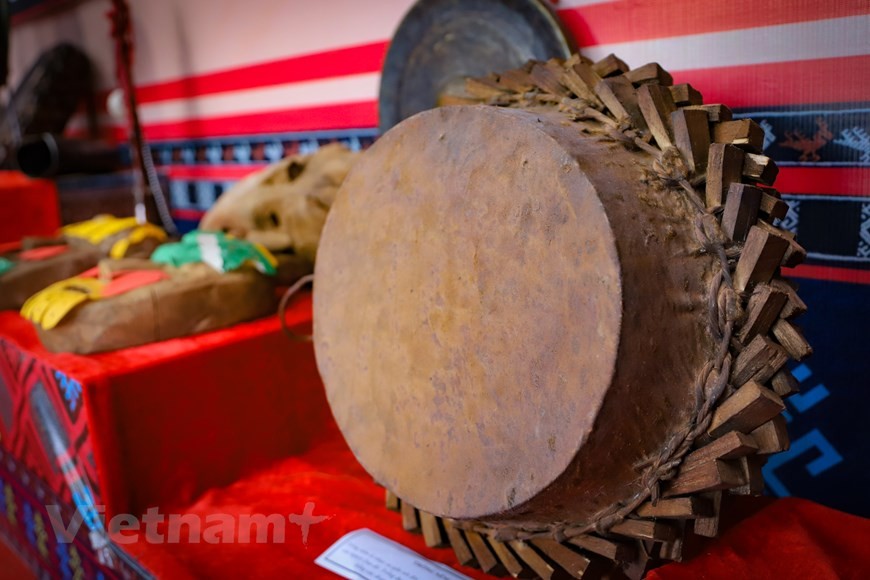 Trống nêm là một loại nhạc cụ gắn liền với đời sống văn hóa tâm linh của người Dao. Trống được làm bằng da trâu, thân trống nêm bằng vật liệu từ gỗ và buộc bởi dây mây rừng (Ảnh: Hoài Nam). Trống nêm là một loại nhạc cụ gắn liền với đời sống văn hóa tâm linh của người Dao. Trống được làm bằng da trâu, thân trống nêm bằng vật liệu từ gỗ và buộc bởi dây mây rừng (Ảnh: Hoài Nam).
