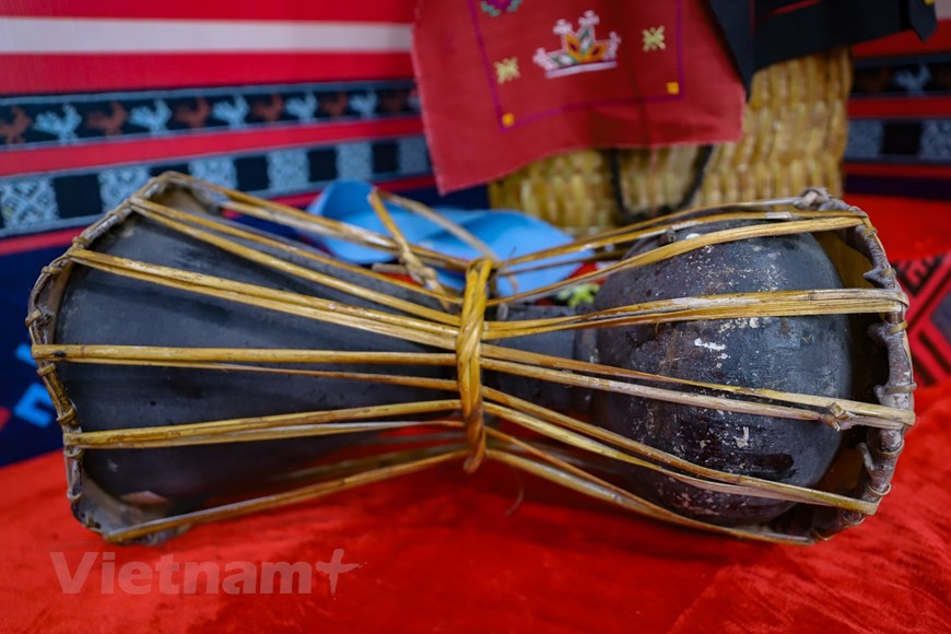 Trống tang sành cũng là một loại đạo cụ của thầy cúng trong Lễ Cấp sắc của người Dao (Ảnh: Hoài Nam). Trống tang sành cũng là một loại đạo cụ của thầy cúng trong Lễ Cấp sắc của người Dao (Ảnh: Hoài Nam).