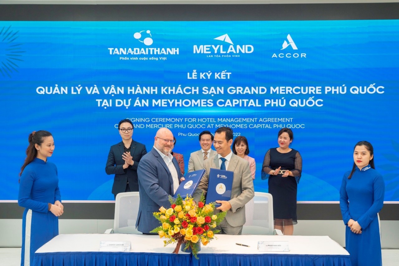 Ông Phạm Minh Đức, Phó TGĐ Tập đoàn Tân Á Đại Thành và ông Andrew Langdon, Tổng Giám đốc Accor Hotels khu vực Châu Á đại diện 02 Tập đoàn ký kết thỏa thuận. (Nguồn ảnh: TADT)