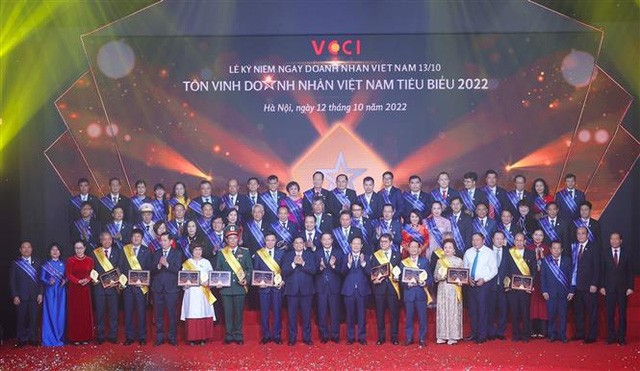 Thủ tướng Phạm Minh Chính với các doanh nhân tiêu biểu. Ảnh: Dương Giang-TTXVN