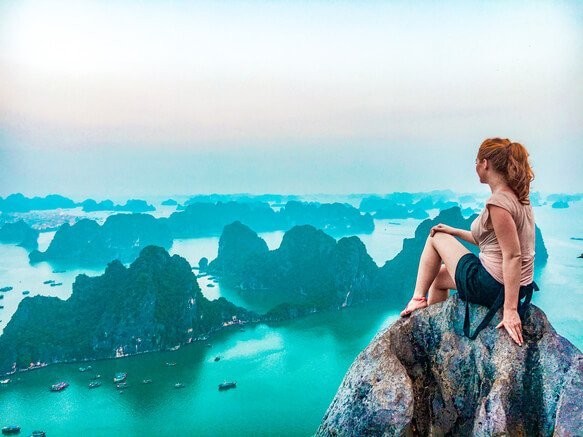 Vịnh Hạ Long (Ảnh: 24 Hours Layover)