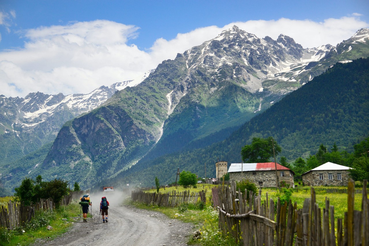 Đi bộ trekking ở Georgia (Ảnh: Lonely Planet)