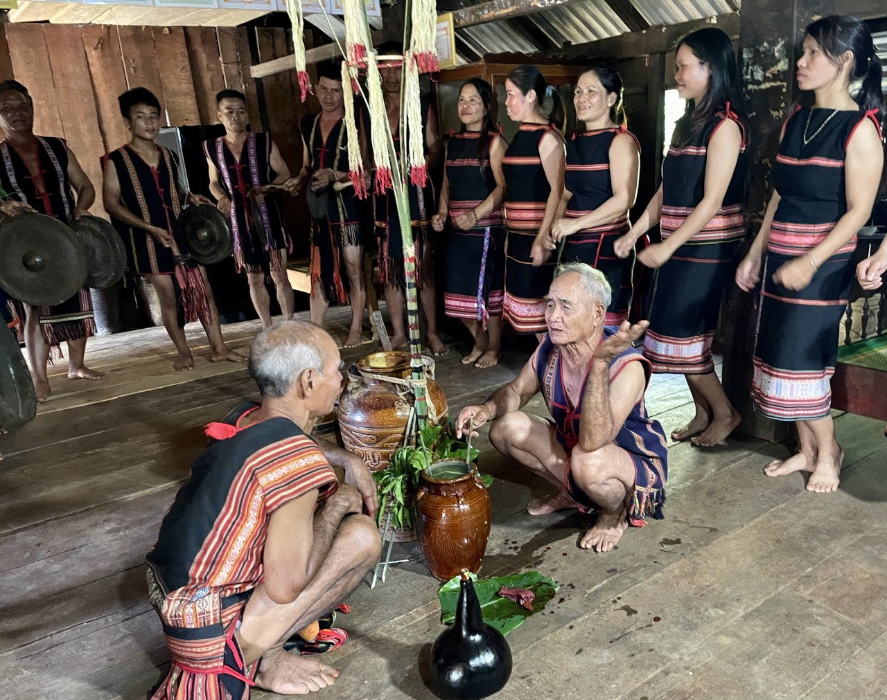 Già làng Rơ Châm Nha được mời đến chứng kiến nghi lễ của gia đình (Ảnh: Phương Duyên).