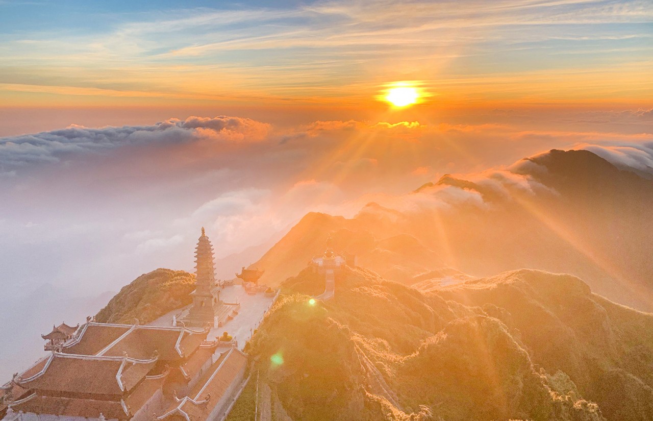 Khung cảnh biển mây tựa chốn “bồng lai tiên cảnh” trên đỉnh Fansipan