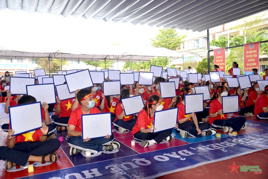 Đông đảo học sinh tham gia Cuộc thi Em yêu biển đảo quê hương.