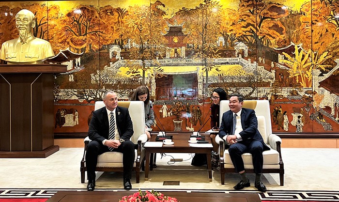 tiếp Đoàn nhóm Nghị sỹ hữu nghị Rumani (Ảnh: hanoi.gov.vn).