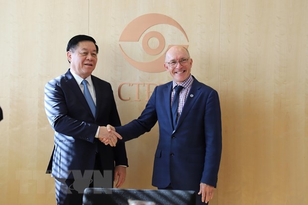 Trưởng Ban Tuyên giáo Trung ương Nguyễn Trọng Nghĩa làm việc với ông Robert Floy, Tổng Thư ký Ủy ban Trù bị của Tổ chức cấm thử hạt nhân toàn diện (CTBTO) (Ảnh: Mạnh Hùng/TTXVN).