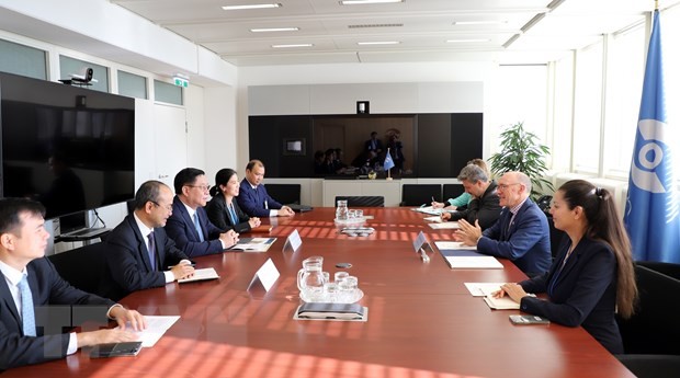 Trưởng Ban Tuyên giáo Nguyễn Trọng Nghĩa làm việc với ông Robert Floy, Tổng Thư ký Ủy ban Trù bị của Tổ chức cấm thử hạt nhân toàn diện (thứ 2, phải sang) (Ảnh: Mạnh Hùng/TTXVN).