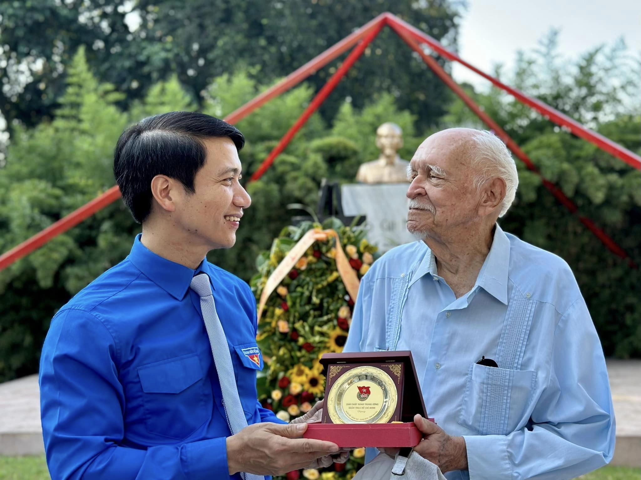 Anh Nguyễn Ngọc Lương tặng quà cảm ơn ông Joel Diaz, Kiến trúc sư, Phó Chủ tịch Hội HN Cuba - Việt Nam, người thiết kế khuôn viên tượng đài Chủ tịch Hồ Chí Minh tại Thủ đô La Habana, Cuba. Ảnh: Song Thưa