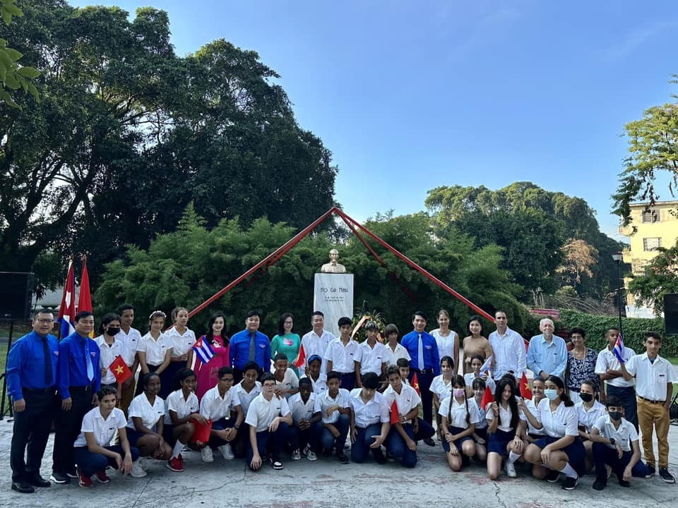 Đoàn đại biểu chụp ảnh lưu niệm trước tượng đài Chủ tịch Hồ Chí Minh (Ảnh: 
