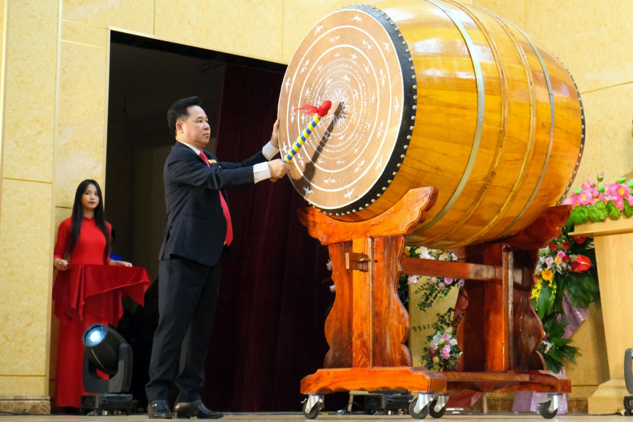 TS Lê Mạnh Hùng - Hiệu trưởng Trường Đại học Công đoàn đánh trống khai giảng năm học 2022-2023.