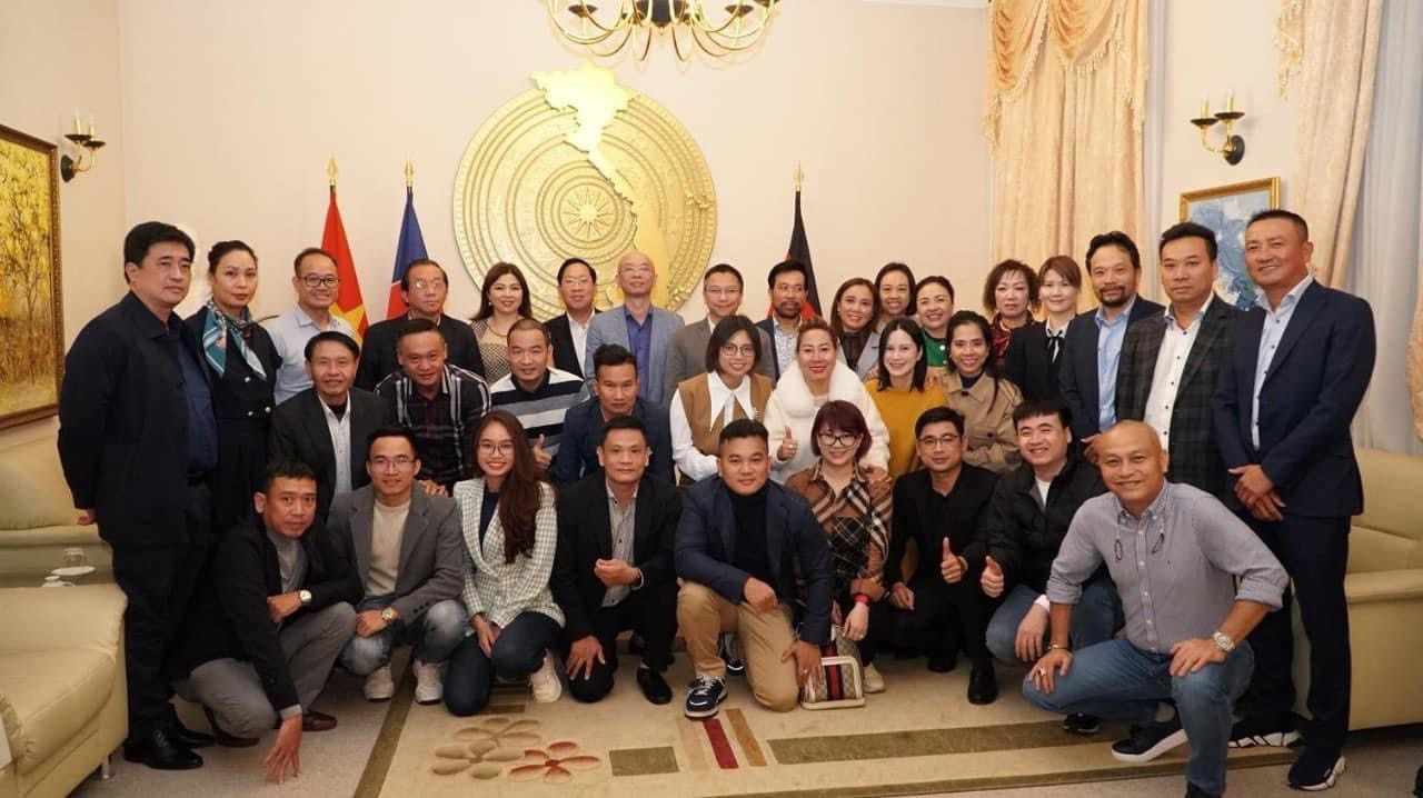 Đoàn công tác chụp ảnh lưu niệm.