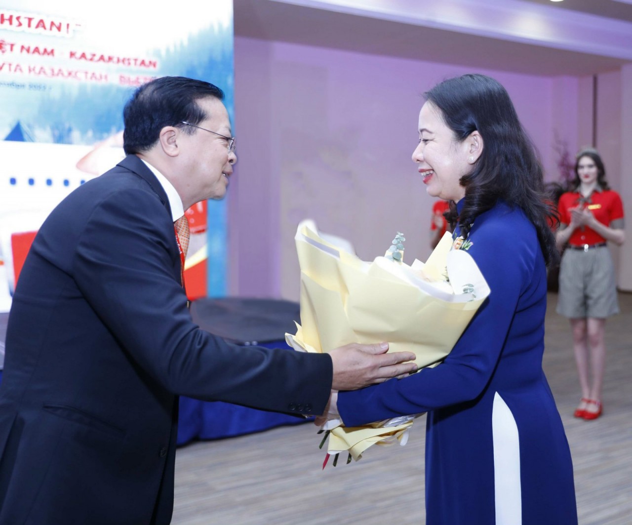 Lãnh đạo Vietjet tặng hoa và chào mừng Phó Chủ tịch nước Võ Thị Ánh Xuân tham dự buổi lễ công bố mở đường bay kết nối Việt Nam - Kazakhstan.