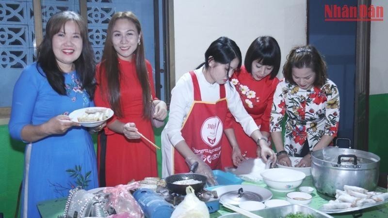Các thí sinh trổ tài làm món nem rán đặc trưng của Việt Nam (Ảnh: Hải Tiến).