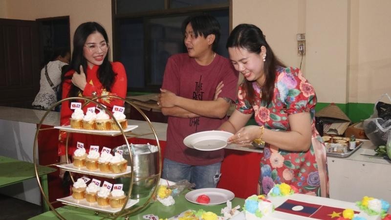 Những chiếc bánh kem với lá cờ 2 nước Việt Nam-Lào (Ảnh: Hải Tiến).