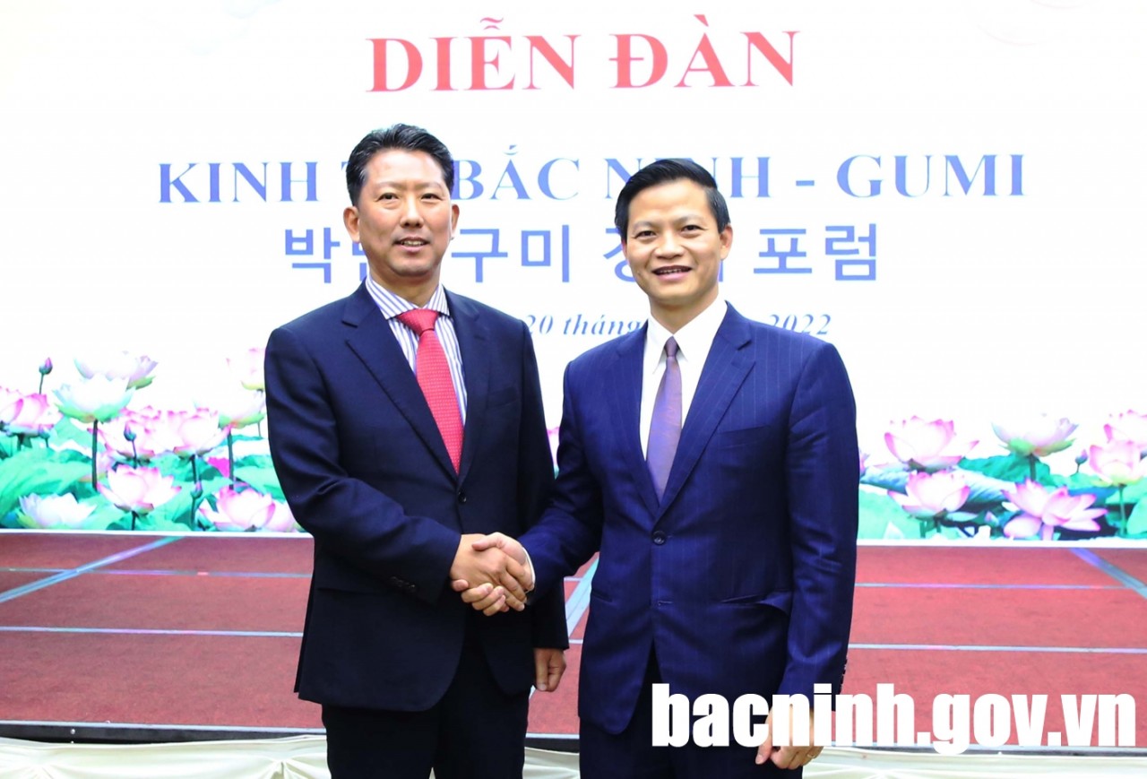 Phó Chủ tịch Thường trực UBND tỉnh và Thị trưởng thành phố Gumi thể hiện mối quan hệ hợp tác bền chặt giữa 2 bên (Ảnh: 