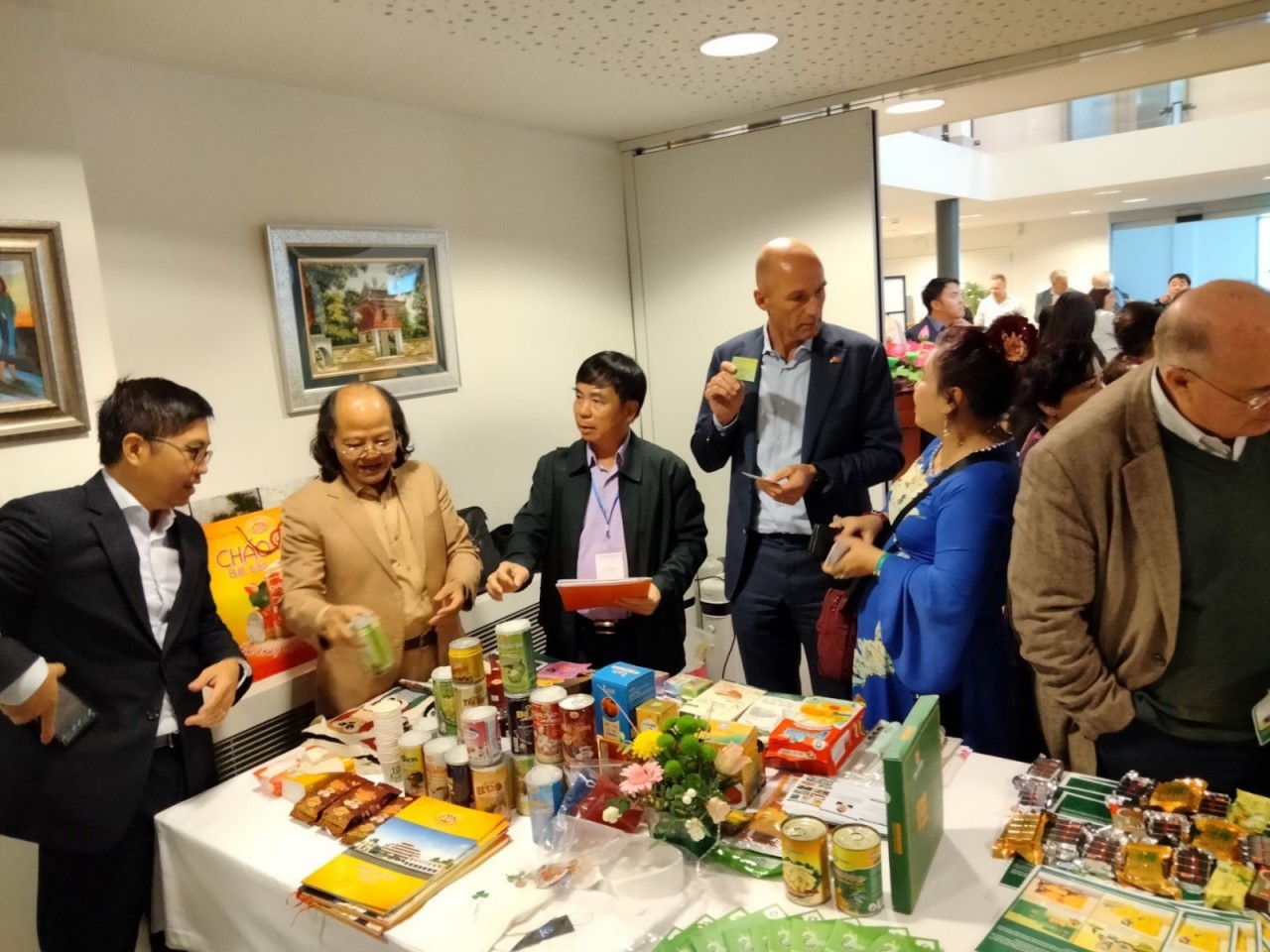 Các đại biểu thăm quan các 