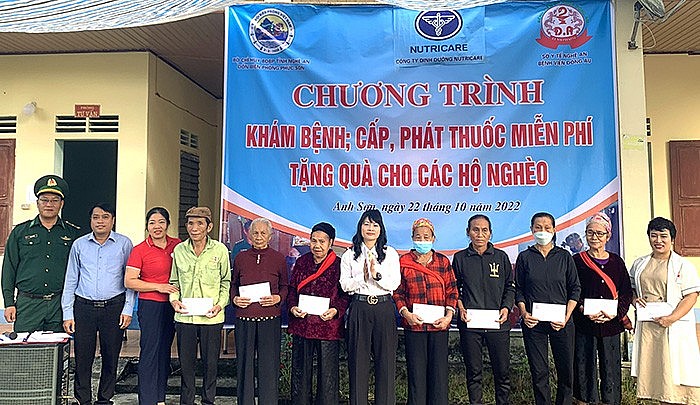 Tổ chức khám chữa bệnh, cấp phát thuốc và tặng quà cho nhân dân 4 bản biên giới huyện Anh Sơn (Nghệ An)