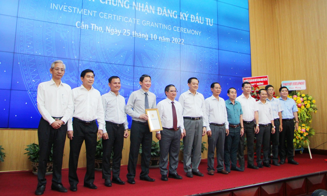 Cần Thơ: Trao giấy chứng nhận đầu tư dự án Khu công nghiệp Việt Nam - Singapore Vĩnh Thạnh