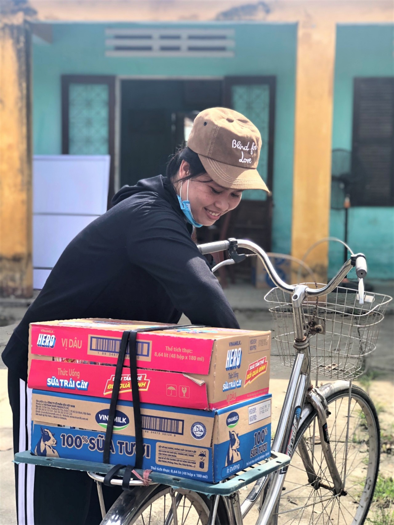 Vinamilk ủng hộ hơn 1 tỷ đồng sản phẩm dinh dưỡng cho các tỉnh miền Trung bị ảnh hưởng bởi lũ lụt