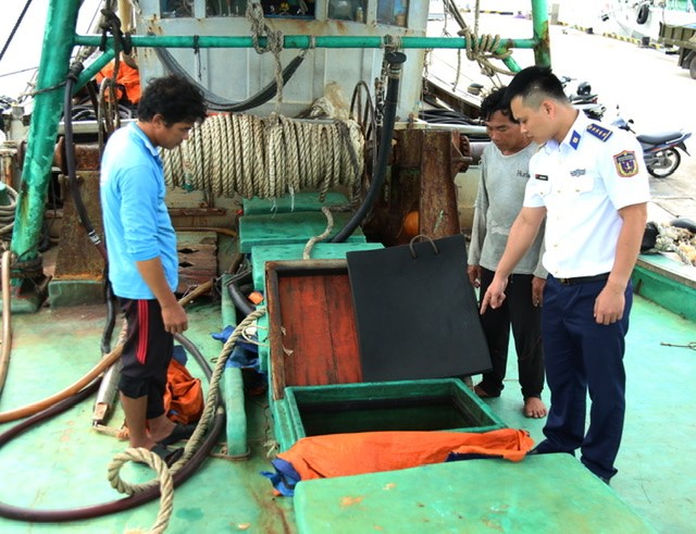 Bắt giữ hai tàu cá vận chuyển 100.000 lít dầu DO không rõ nguồn gốc trên biển