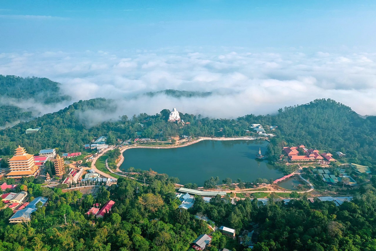 Toàn cảnh Khu du lịch Núi Cấm An Giang - một địa điểm khám phá của đoàn (Ảnh minh họa).