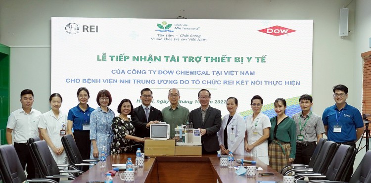 Trao tặng vật tư y tế cho Bệnh viện E, Bệnh viện Nhi Trung ương