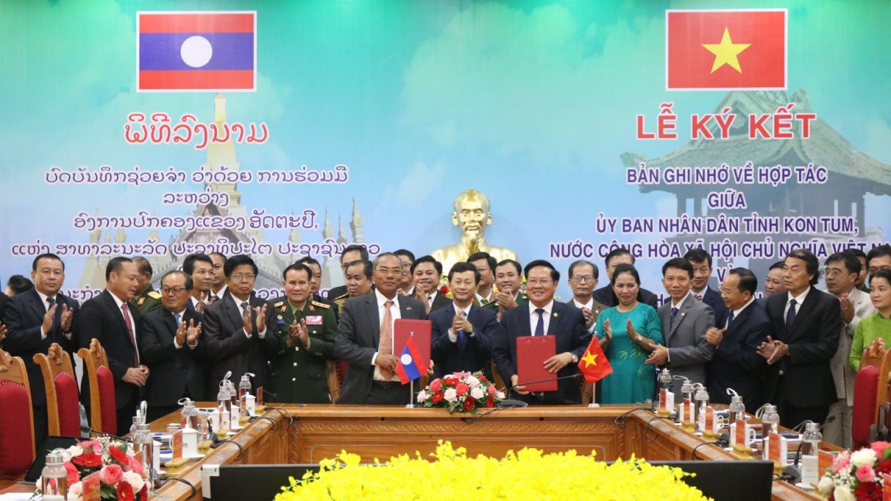 Kon Tum (Việt Nam) và Attapư (Lào) ký kết Bản ghi nhớ thiết lập quan hệ hợp tác trên nhiều lĩnh vực