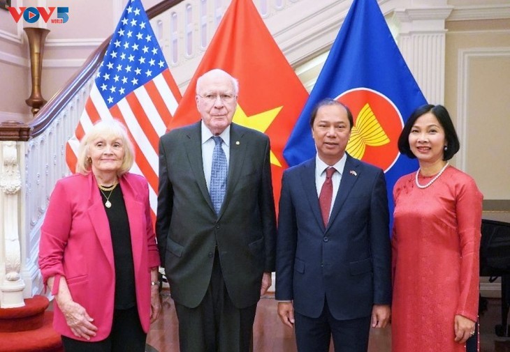 Thượng nghị sĩ Patrick Leahy, Chủ tịch thường trực Thượng viện Hoa Kỳ và phu nhân chụp ảnh lưu niệm cùng Đại sứ Nguyễn Quốc Dũng và phu nhân. Ảnh: PV VOV tại Mỹ