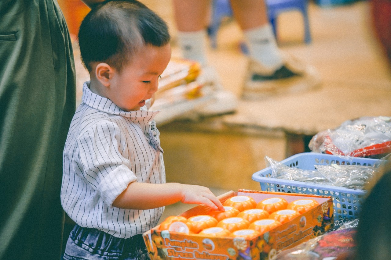 Phố Hàng Mã tưng bừng sắc màu trước ngày hội Halloween