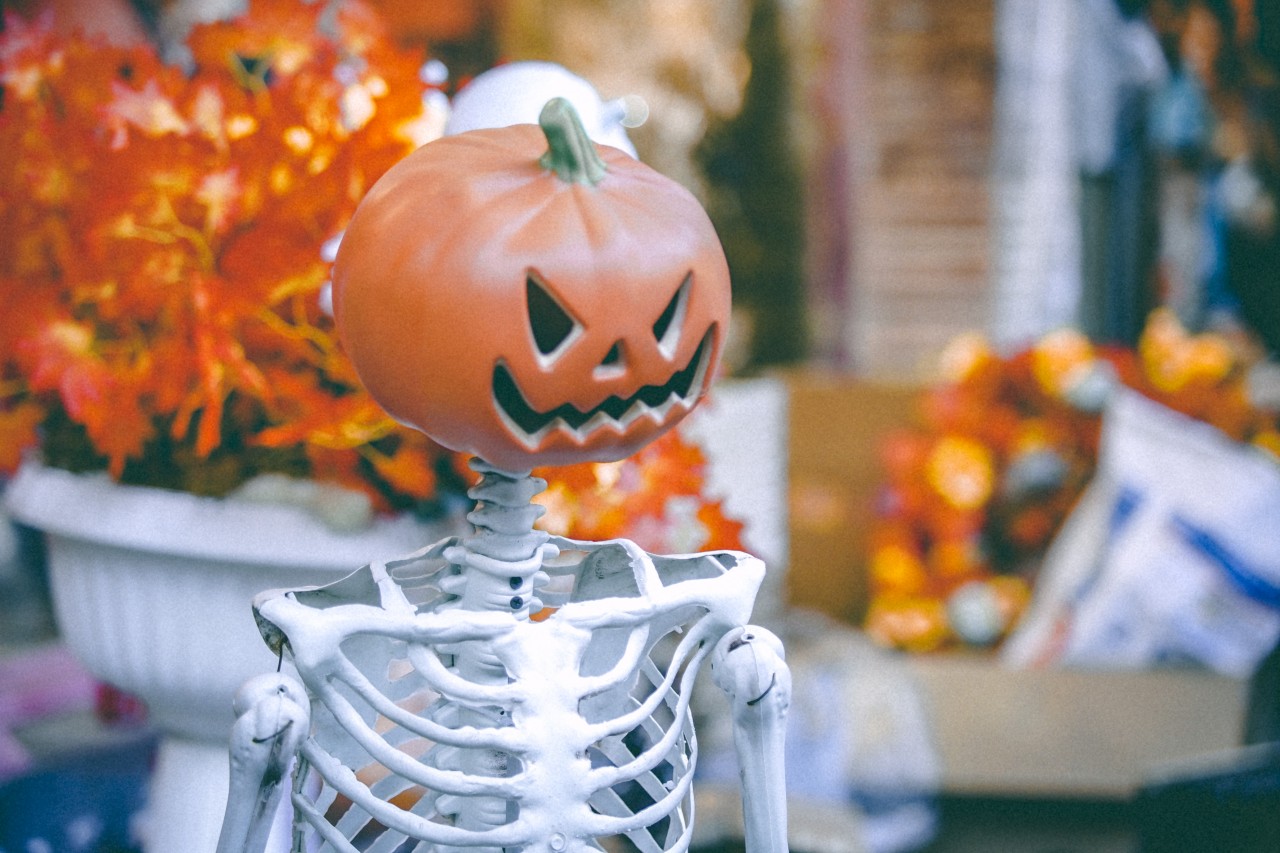 Phố Hàng Mã tưng bừng sắc màu trước ngày hội Halloween
