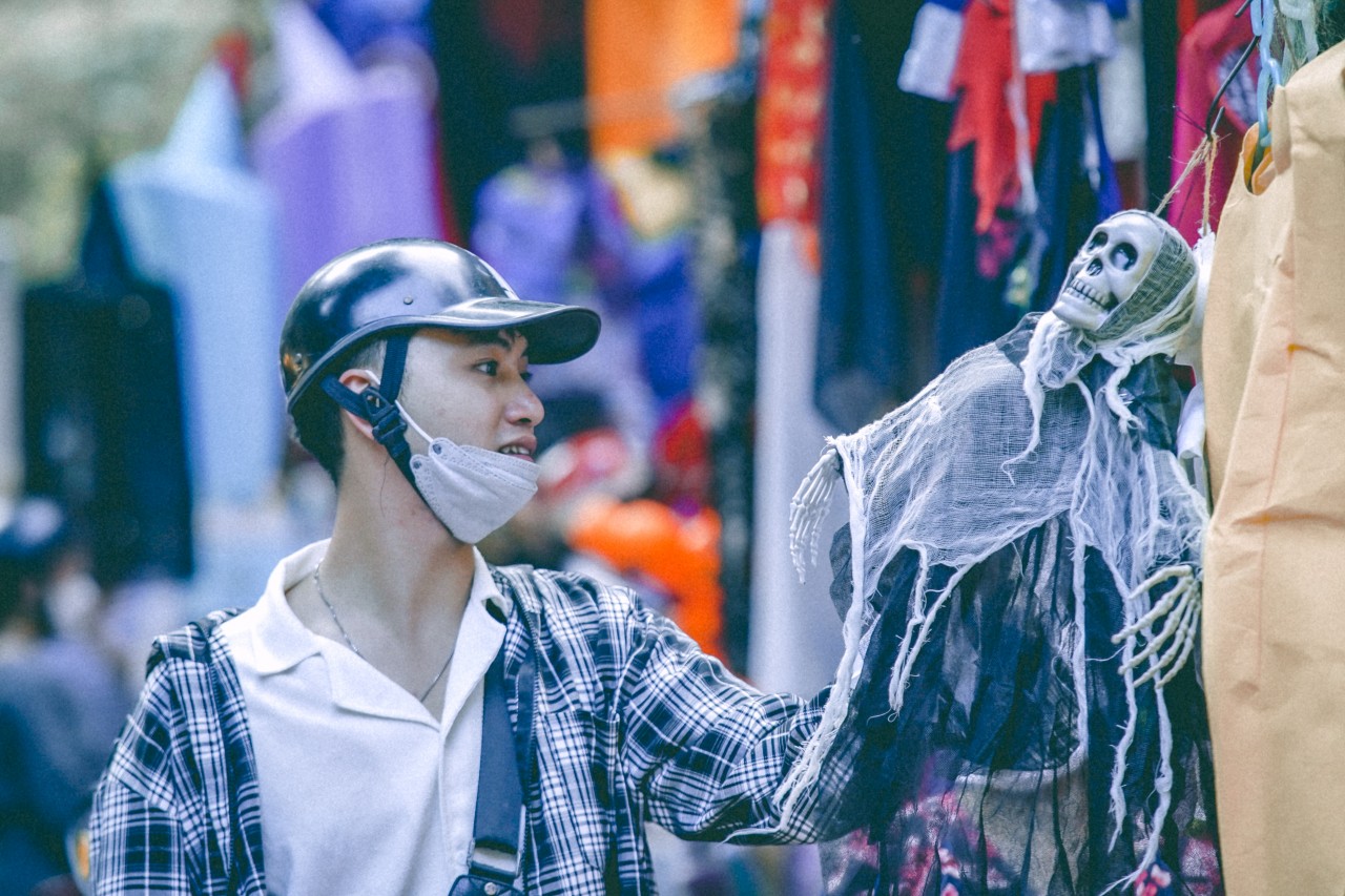 Phố Hàng Mã tưng bừng sắc màu trước ngày hội Halloween