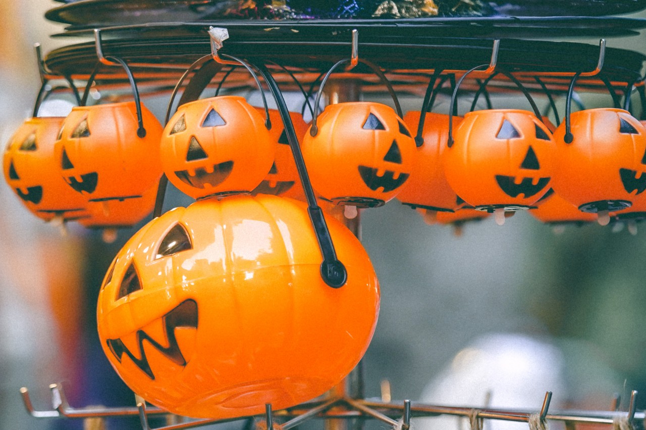 Phố Hàng Mã tưng bừng sắc màu trước ngày hội Halloween