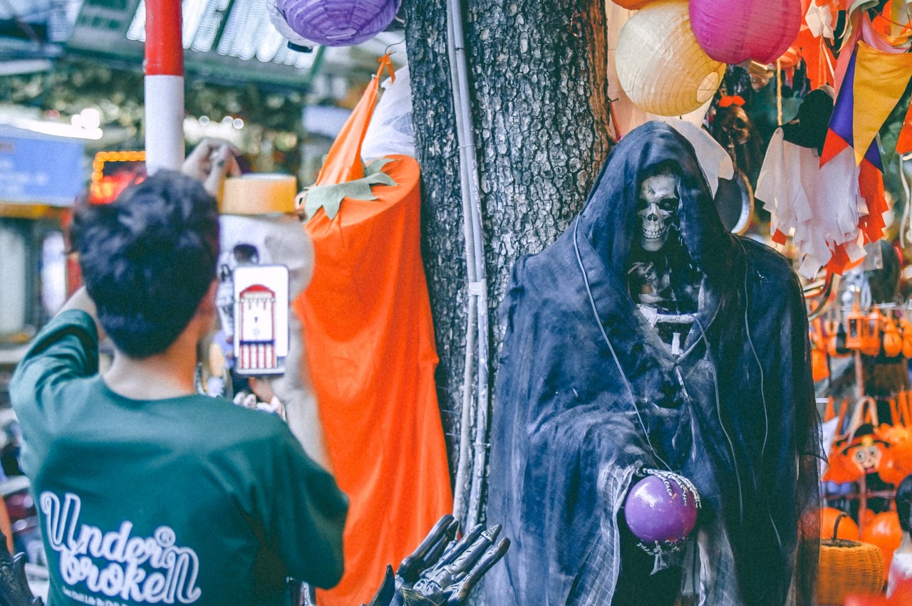 Phố Hàng Mã tưng bừng sắc màu trước ngày hội Halloween
