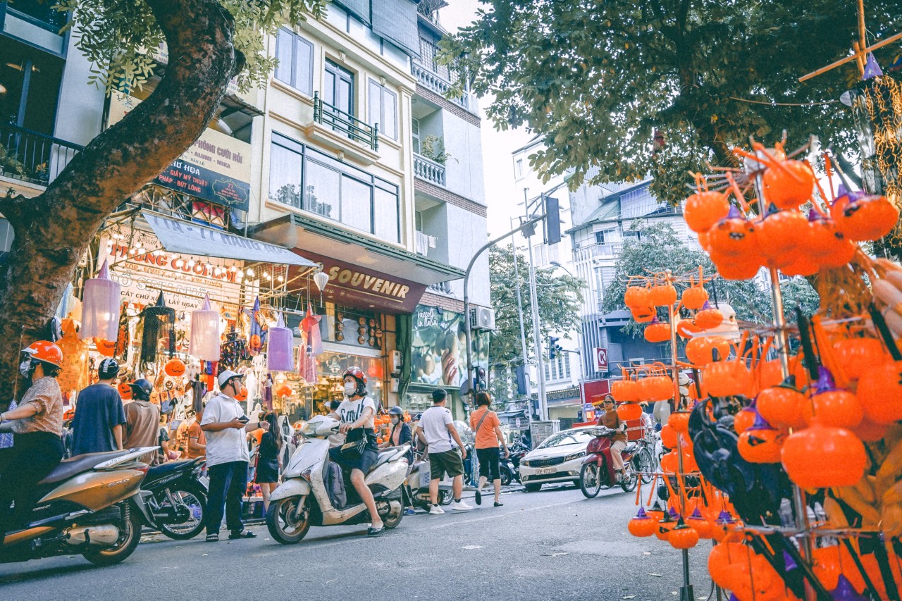 Phố Hàng Mã tưng bừng sắc màu trước ngày hội Halloween