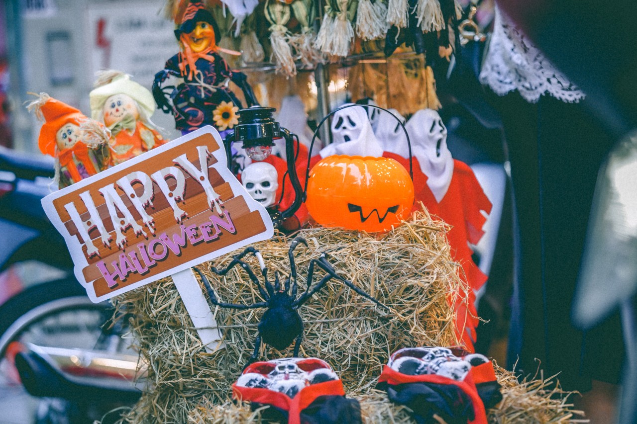 Phố Hàng Mã tưng bừng sắc màu trước ngày hội Halloween