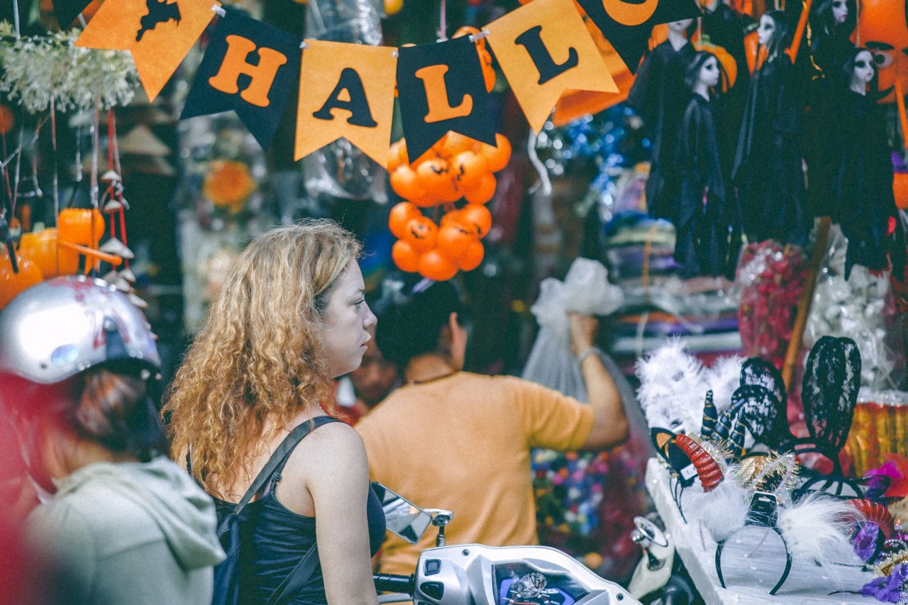 Phố Hàng Mã tưng bừng sắc màu trước ngày hội Halloween