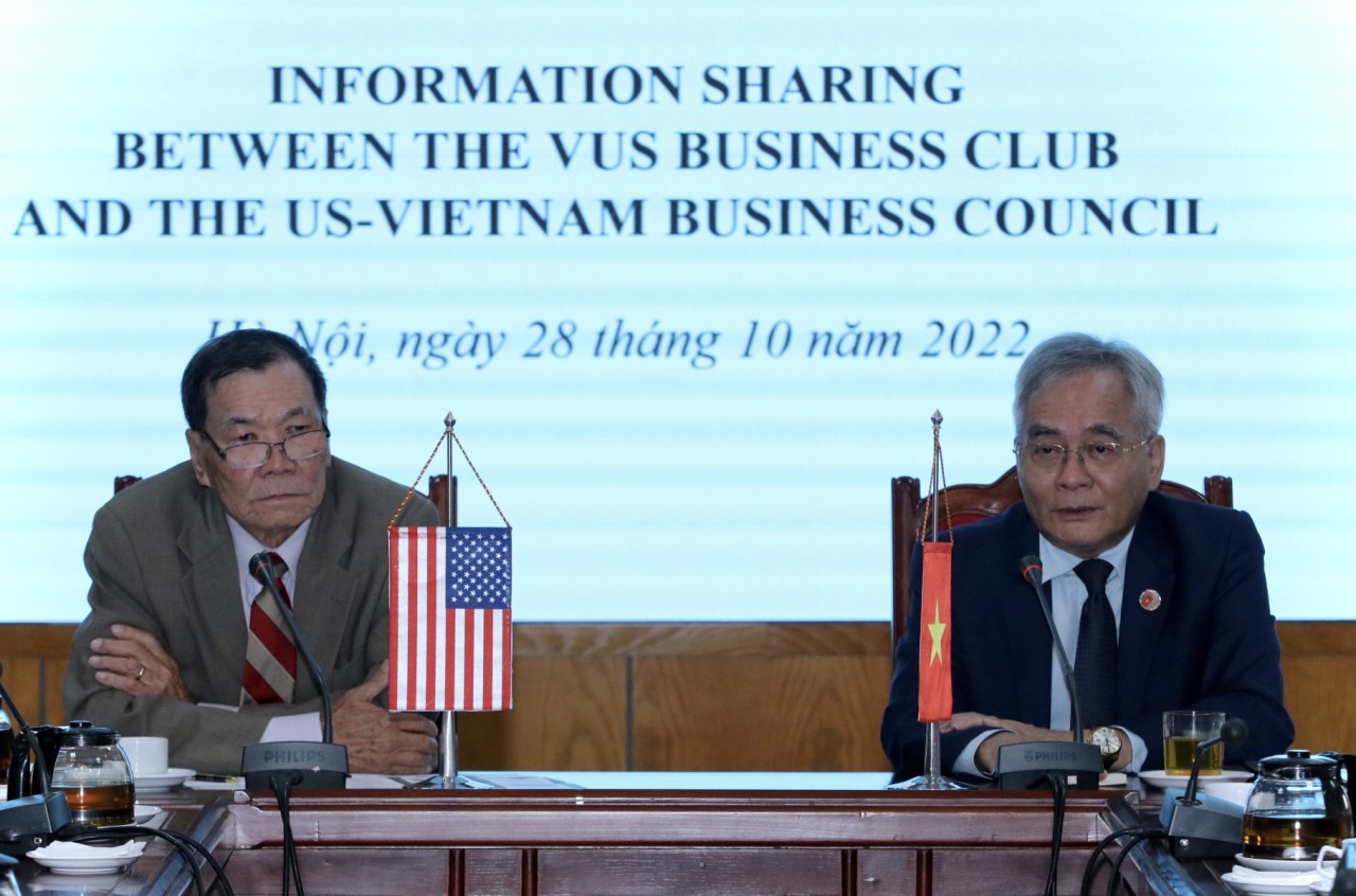 Ông Trịnh Trung - Giám đốc điều hành Hội đồng Doanh nghiệp Mỹ - Việt (bên trái) và ông  Nguyễn Hải Giang - Phó Chủ tịch Hội Việt - Mỹ, Chủ nhiệm Câu lạc bộ Doanh nghiệp Việt - Mỹ tại tọa đàm (Ảnh: Thu Hà).