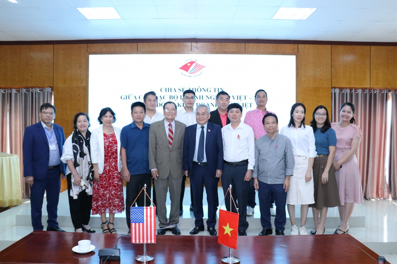 Các đại biểu chụp ảnh kỷ niệm (Ảnh: Thu Hà).