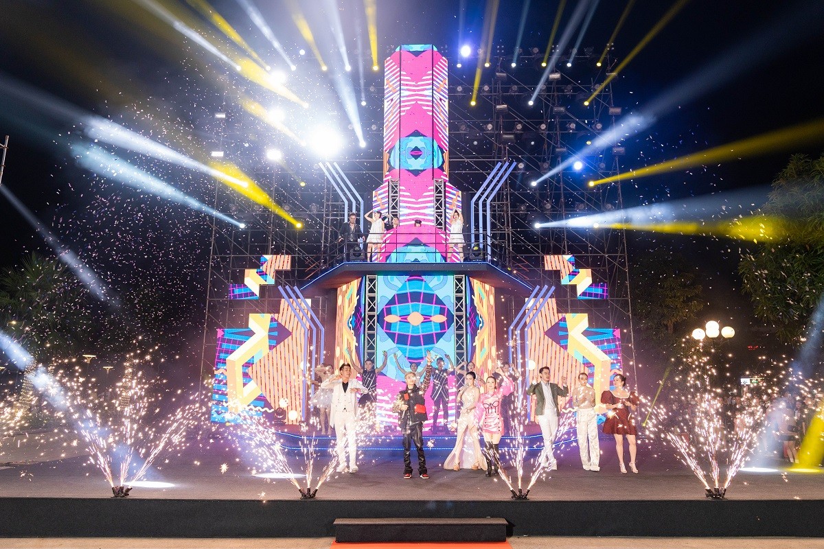 Các show diễn âm nhạc, nghệ thuật đường phố cũng là điểm nhấn của Phố đêm Ocean Park.
